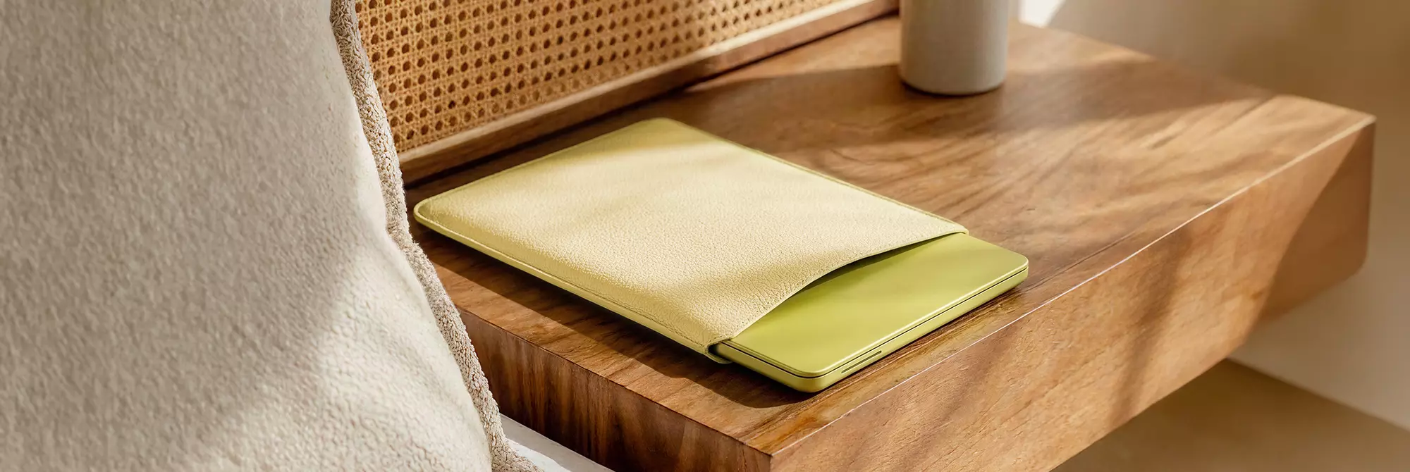 MacBook Neo レザーケース | LUCRIN Geneva