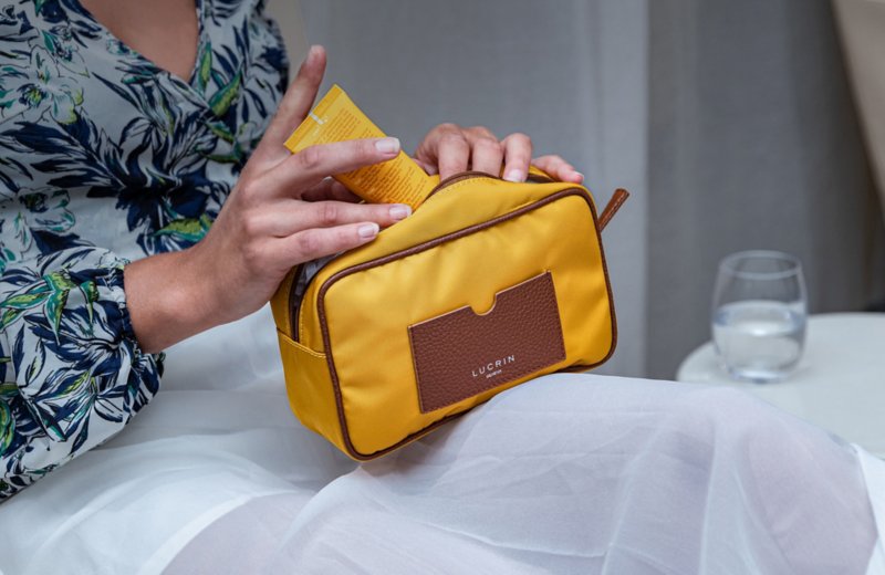 Toalettilaukku nailonia + nahkaa (19,5 x 12,5 x 7,5 cm)