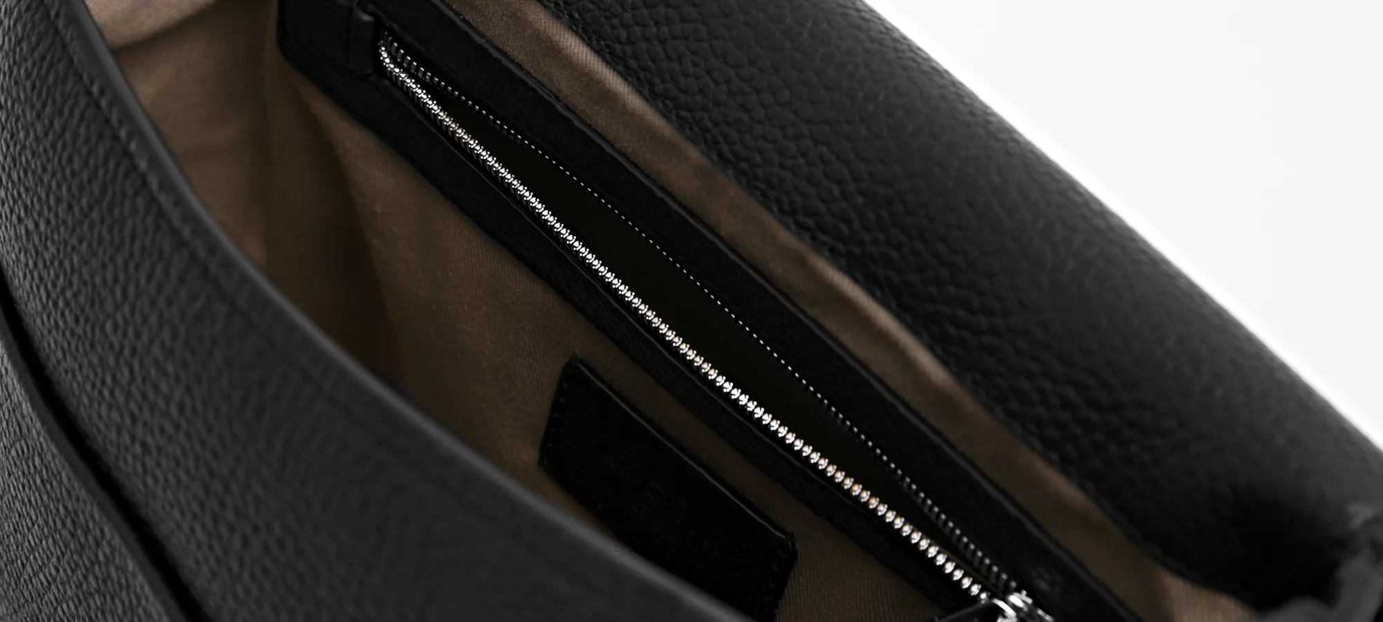 Crossbody - L5 - Black - Granulated Leather