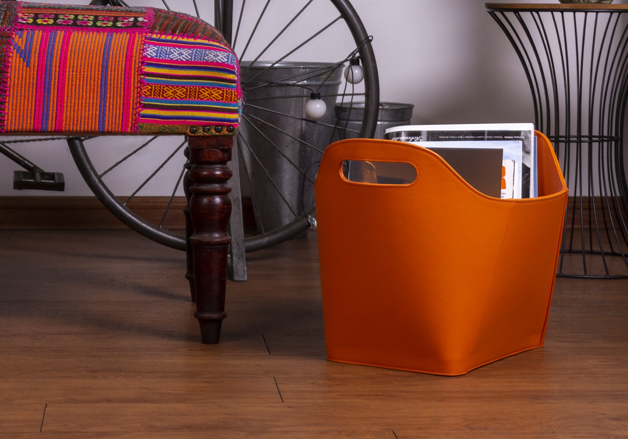 Zeitungsständer & Buchstützen aus Leder