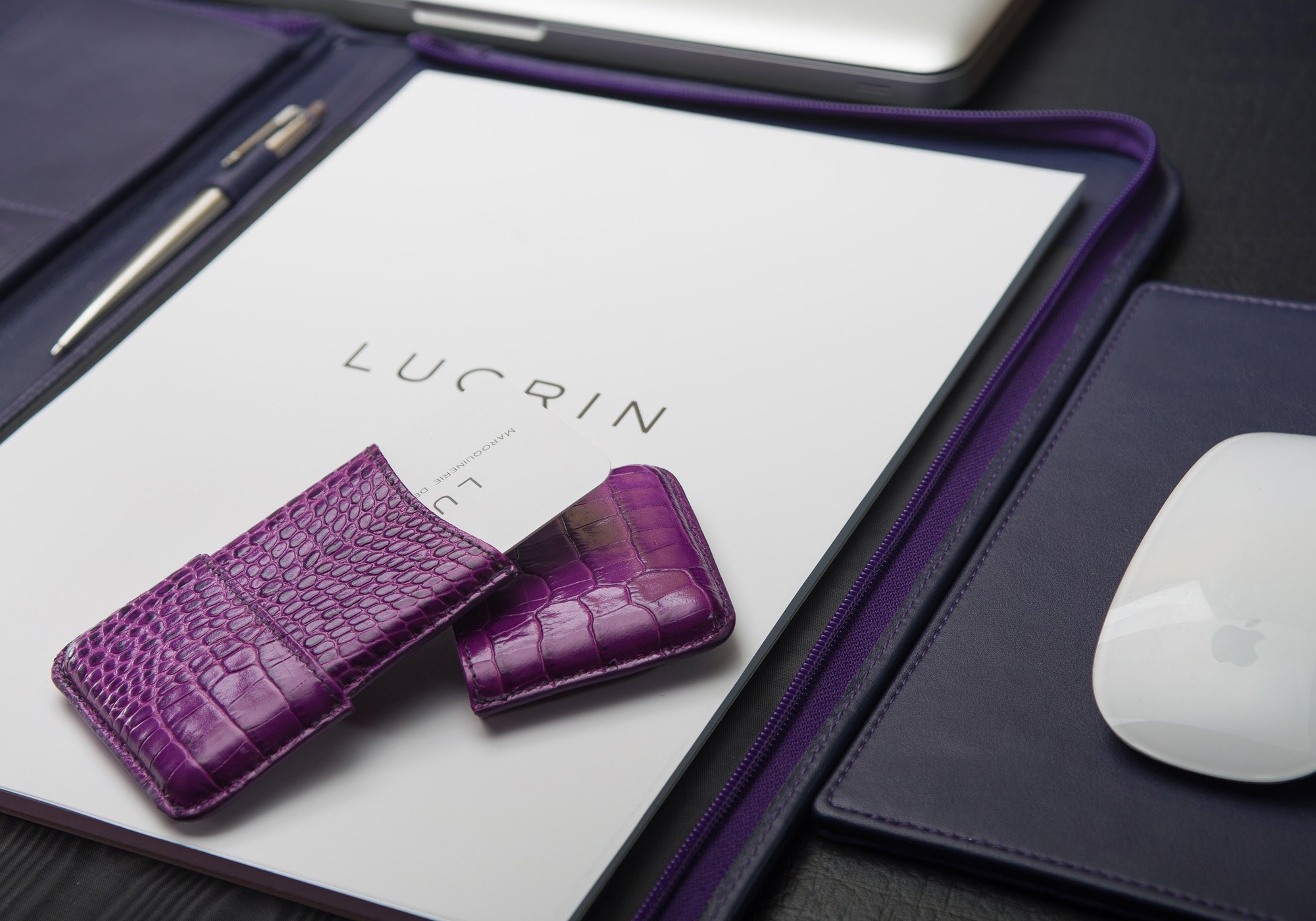 Slot-in business cards holder