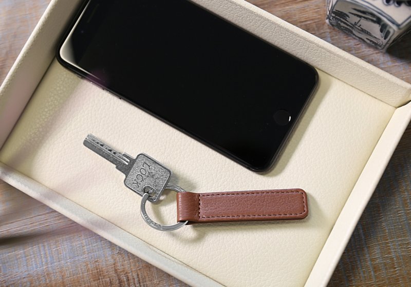 Flat rectangular key ring