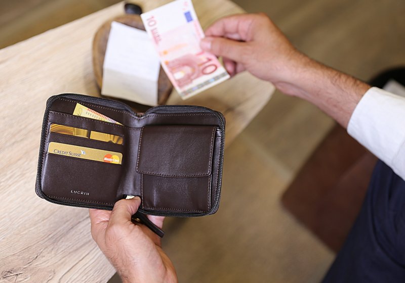 Zipped wallet for men