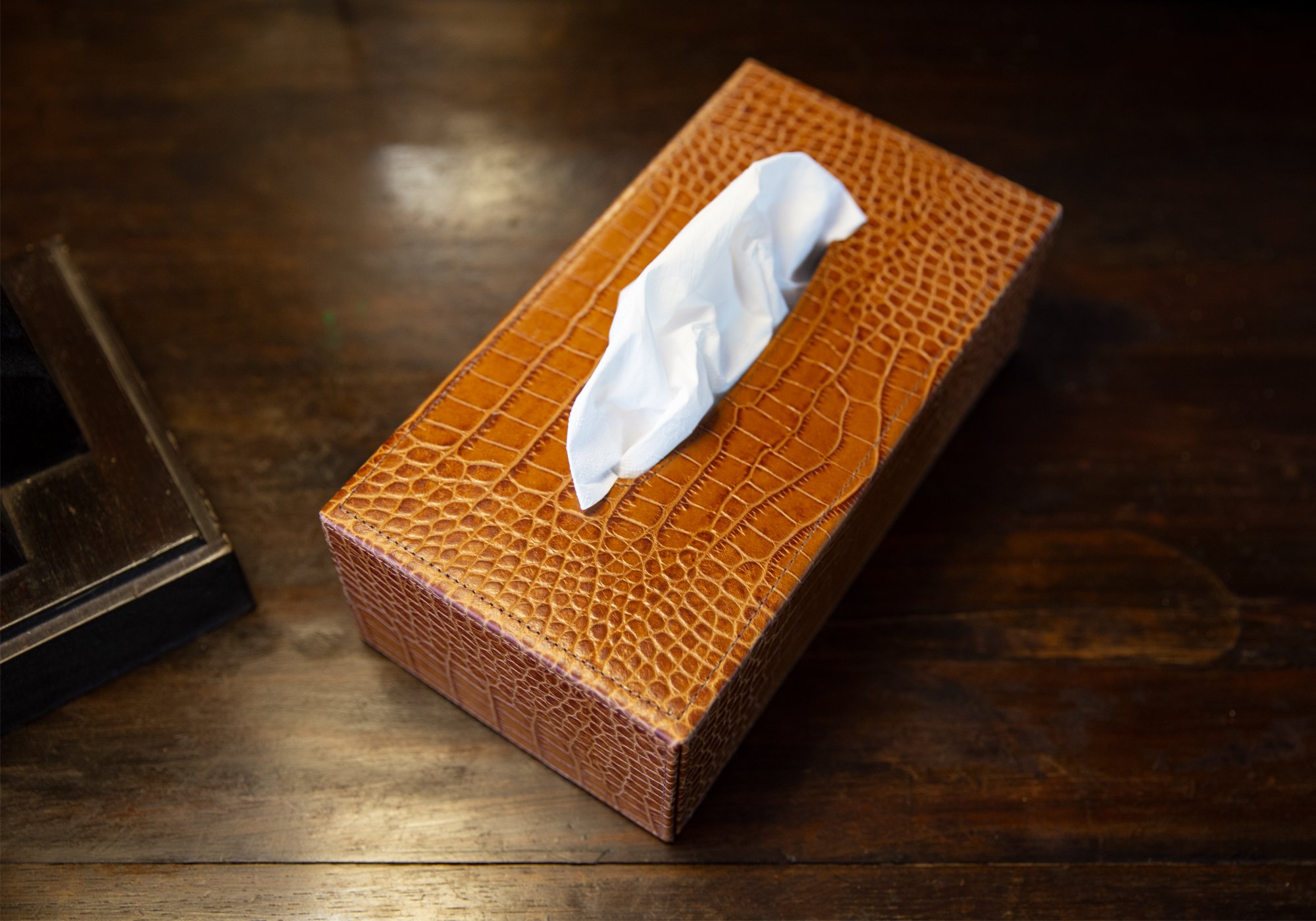 Tissue box cover in leather