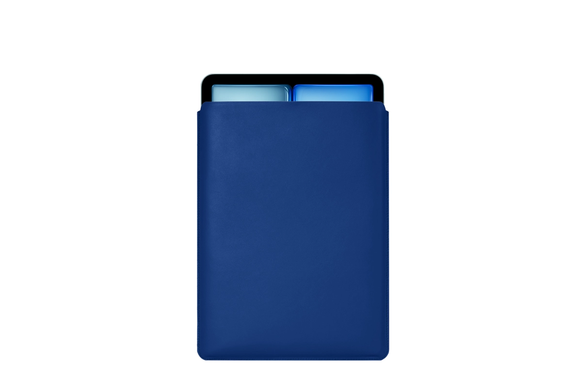 Housse pour iPad Air - Bleu Roi - Cuir Lisse main product photo