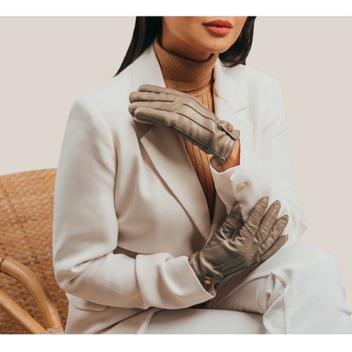 Gloves with button for women